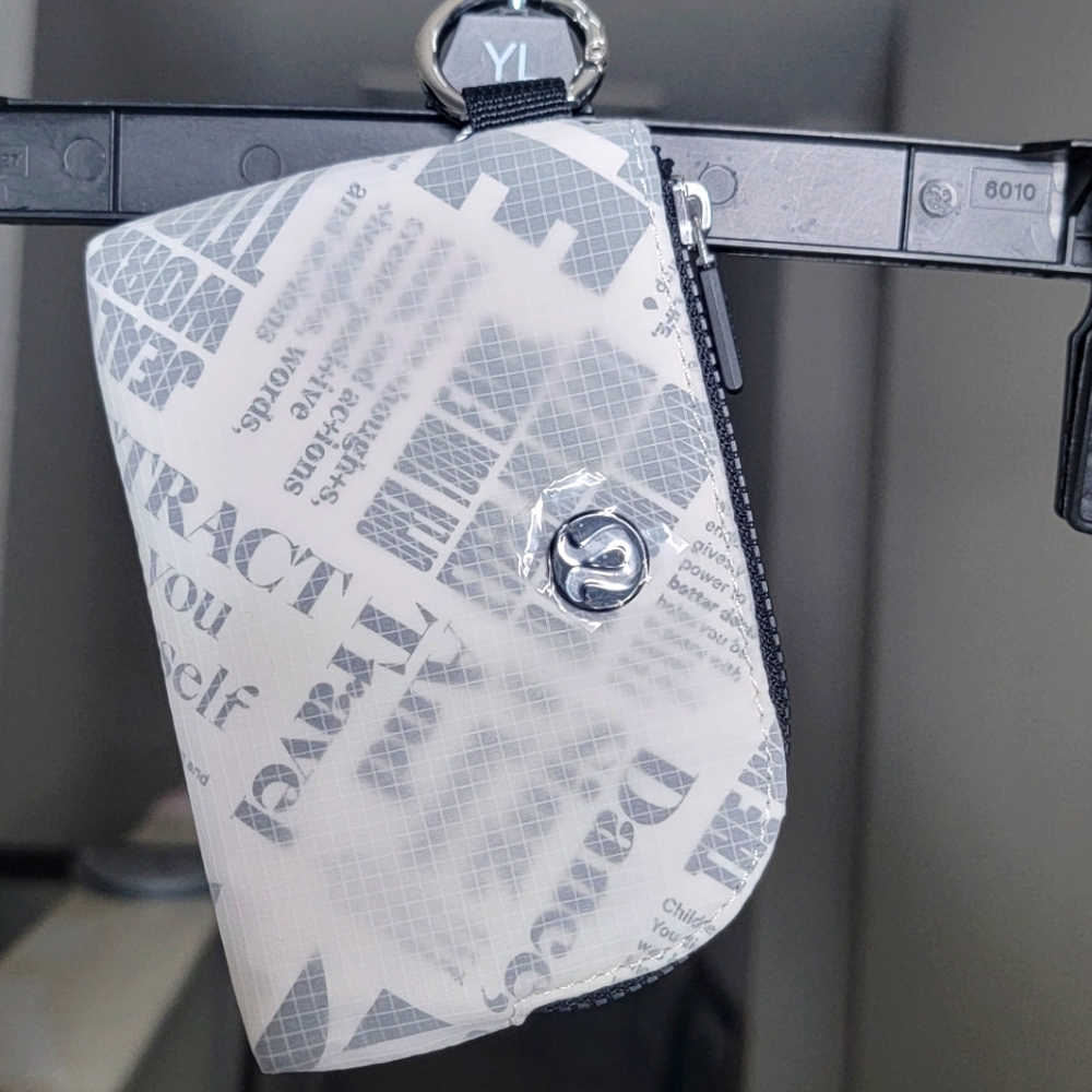 🍋 Lululemon Clippable Card Pouch Black/White *Manifesto Print* NWT